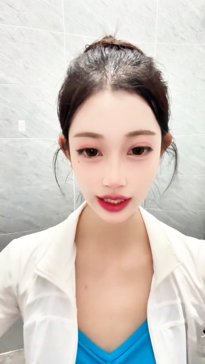 hAunLyBtJCXFkeP's tweet image. A Chinese dance girl in a blue gymnastics uniform enthusiastically interacted and chatted with fans.💃🇨🇳 youtu.be/9yQL_4Cxbfo
#Flexibility #split #Stretching  #skills #girls #University #Student #art #DanceClass #White #pink #red #yellow #Colorful #DanceMagicStudio38