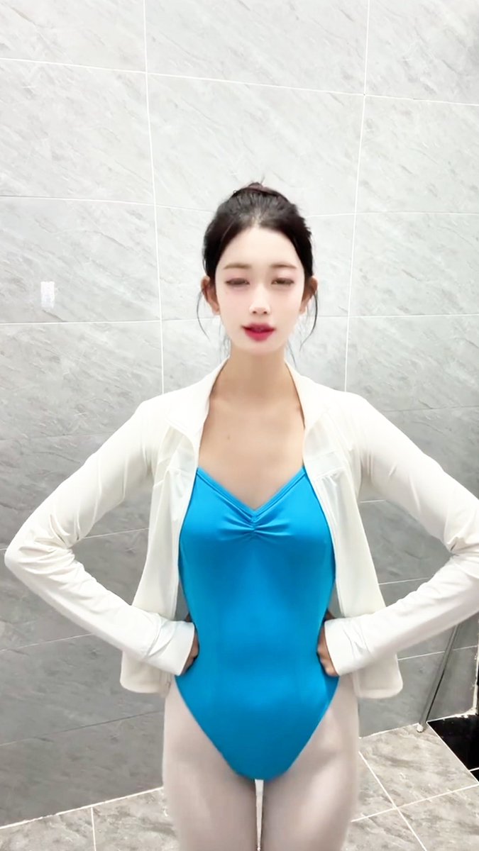 hAunLyBtJCXFkeP's tweet image. A Chinese dance girl in a blue gymnastics uniform enthusiastically interacted and chatted with fans.💃🇨🇳 youtu.be/9yQL_4Cxbfo
#Flexibility #split #Stretching  #skills #girls #University #Student #art #DanceClass #White #pink #red #yellow #Colorful #DanceMagicStudio38