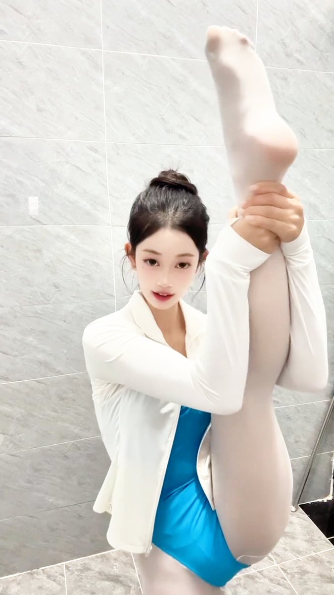 hAunLyBtJCXFkeP's tweet image. A Chinese dance girl in a blue gymnastics uniform enthusiastically interacted and chatted with fans.💃🇨🇳 youtu.be/9yQL_4Cxbfo
#Flexibility #split #Stretching  #skills #girls #University #Student #art #DanceClass #White #pink #red #yellow #Colorful #DanceMagicStudio38