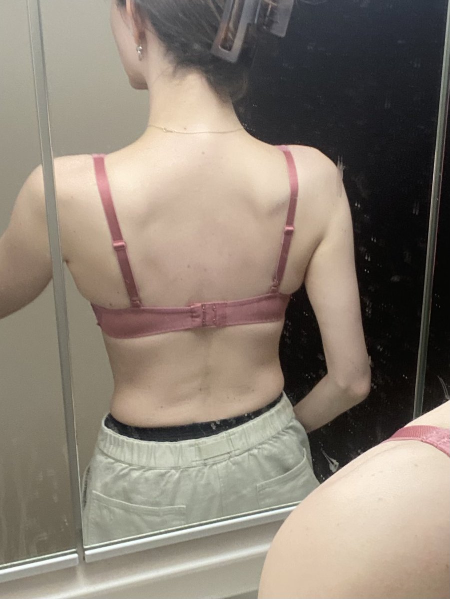 eri_berry00's tweet image. i can see my spine and back ribs a little only if i do a weird pose
