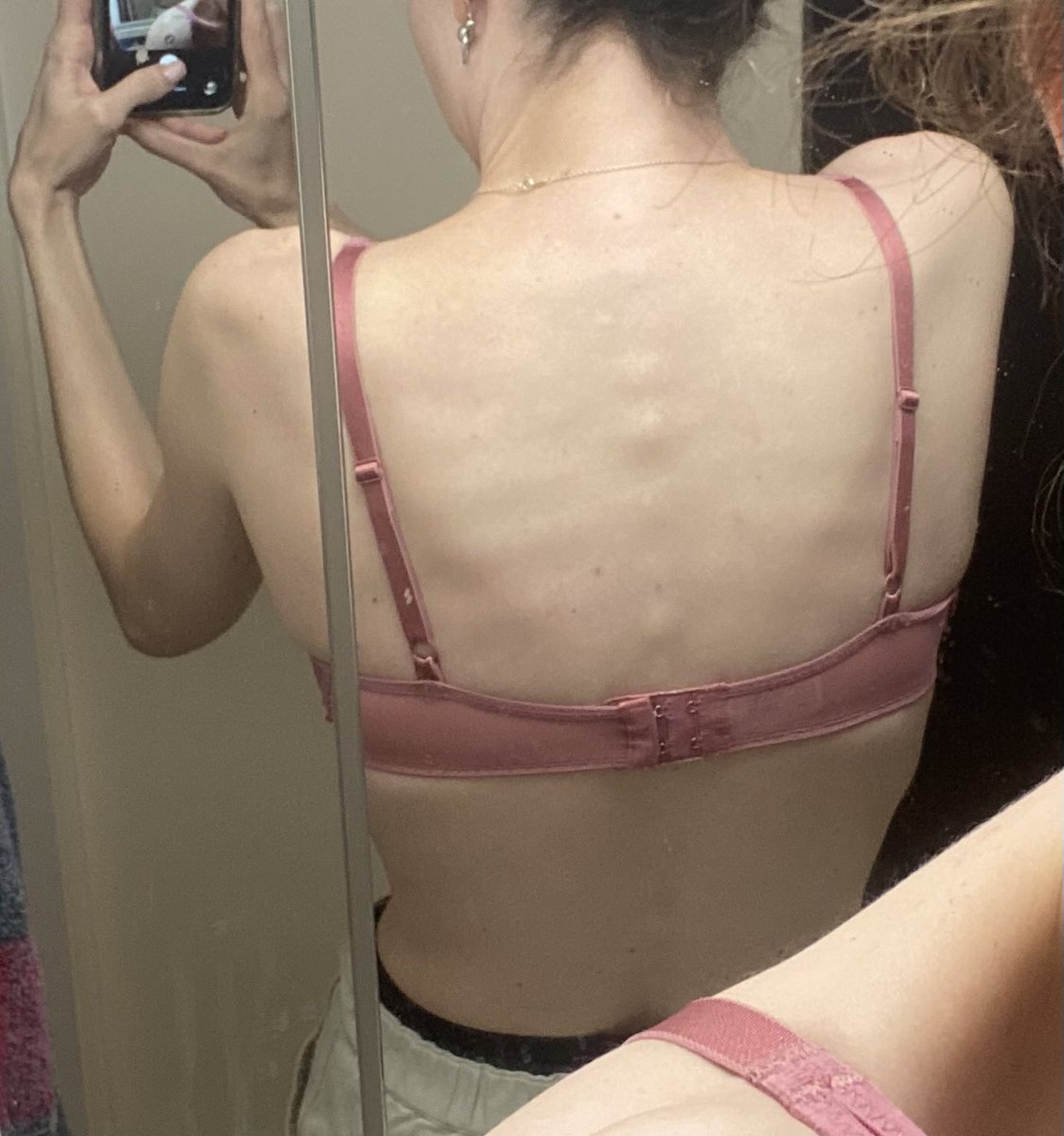 eri_berry00's tweet image. i can see my spine and back ribs a little only if i do a weird pose