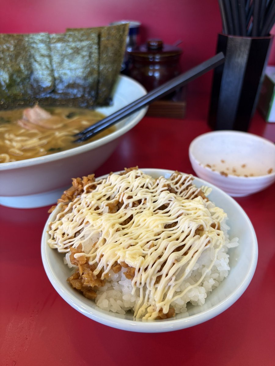 たま家 多摩本店

ラーメン　中盛
ライス　無限ニンニク

近場で家系を食べたい時にここは本当に外せない。
鶏油の香りが高くマジで美味い。+50円の無限ニンニクも必須でライスの勢いが止まらない。