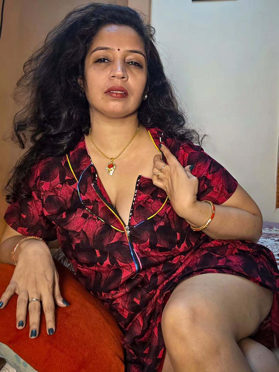 XMonitorVignesh's tweet photo. She is 43 and this hot... can you believe that...🥵 https://t.co/VX8cRlpSua