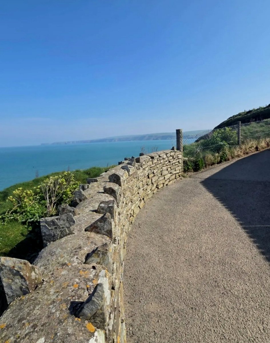 CornwallK8's tweet image. Good morning, Wednesday Wonders!🤩 It's midweek already!😲 The sun will soon be up🌅 (although we have considerable sea fret here😶‍🌫️) The coffee is about to be poured!☕️ It's time to turn Wednesday from awesome to epic!😎 Have a fab one, folks!😘
#WednesdayVibes