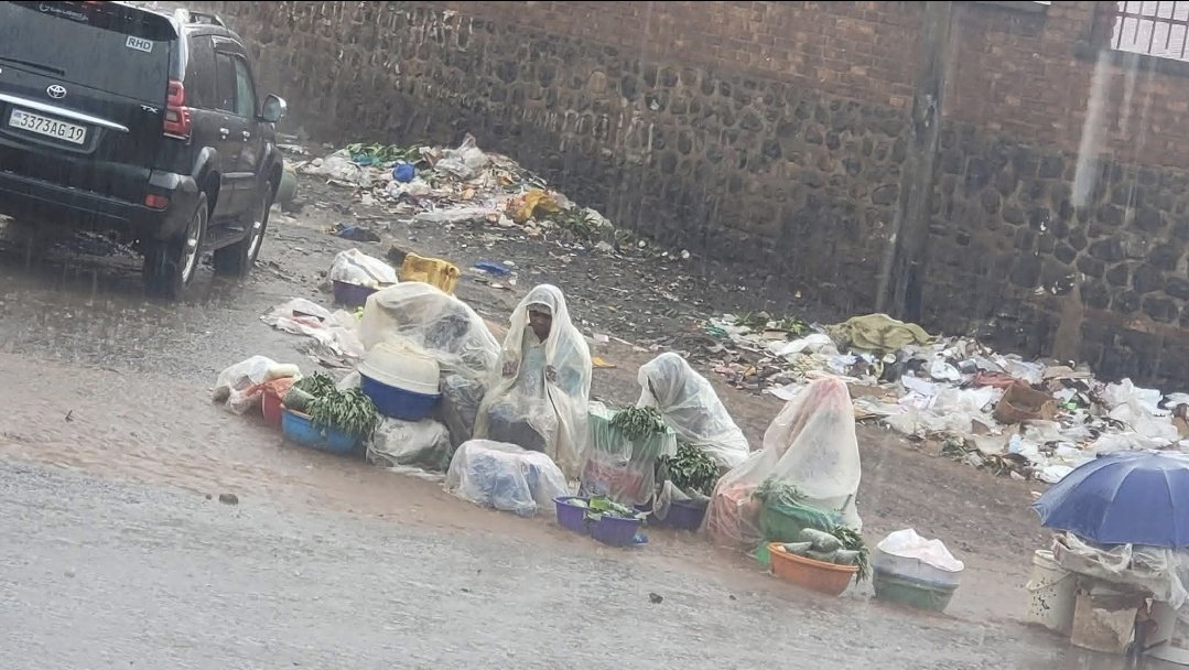 etiennemulindwa's tweet image. #RDC: chers dirigeants et à tous vos chantres; ces images devraient interpeller votre conscience. Ici, #Bukavu: des femmes qui, contre tout risque, font tout pour faire vivre leurs familles. Sous la pluie, elles sont là. Dans vos bureaux climatisés, pensez à cette catégorie. 😪