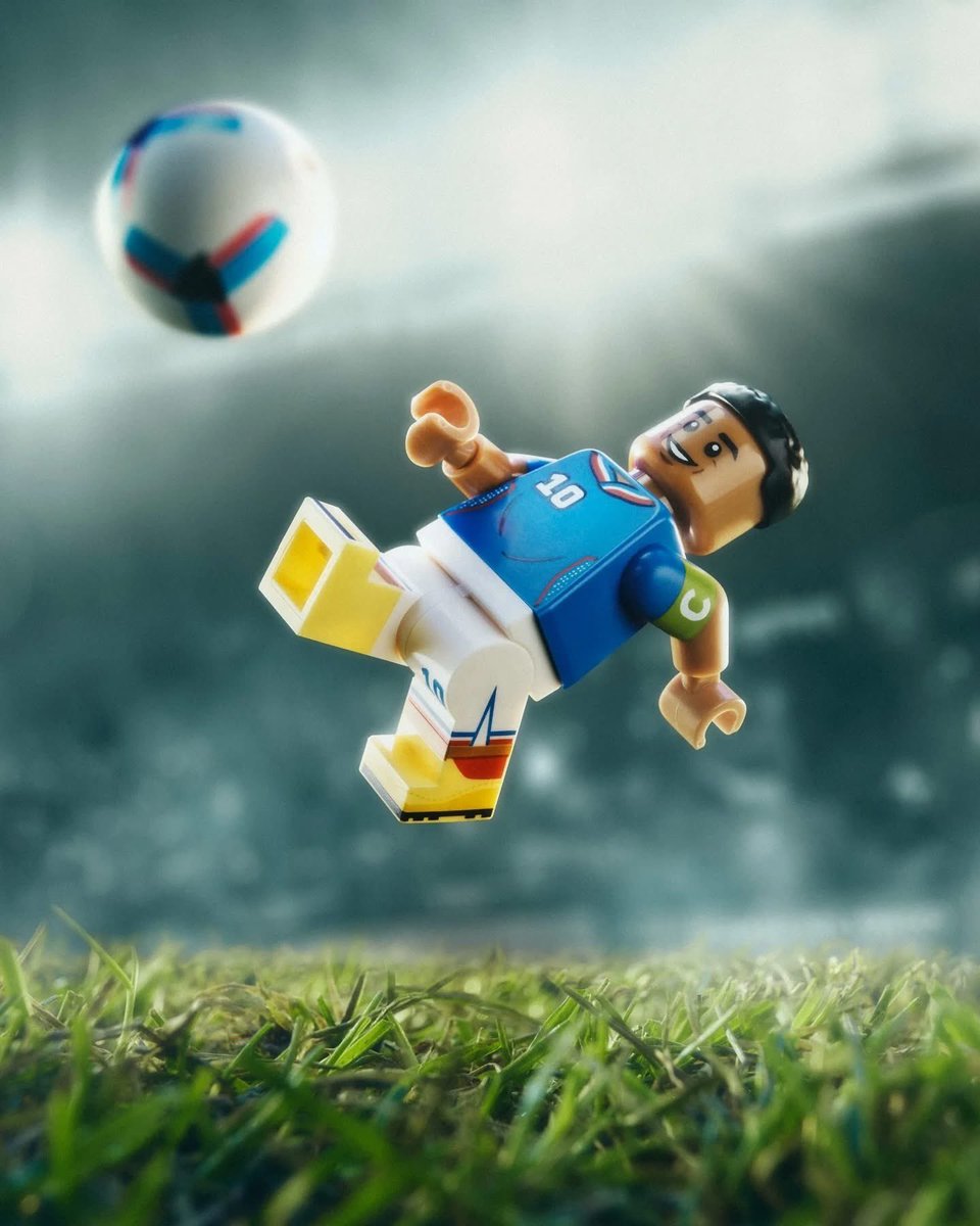 MktDeportivaInt's tweet photo. @LEGO_Group presenta las versiones de Lionel Messi, Cristiano Ronaldo, Kylian Mbappé y Vinicius Jr de cara a la @FIFAWorldCup 2026🏆

#SportsMarketing #MarketingDeportivo https://t.co/oDYnul9Epv