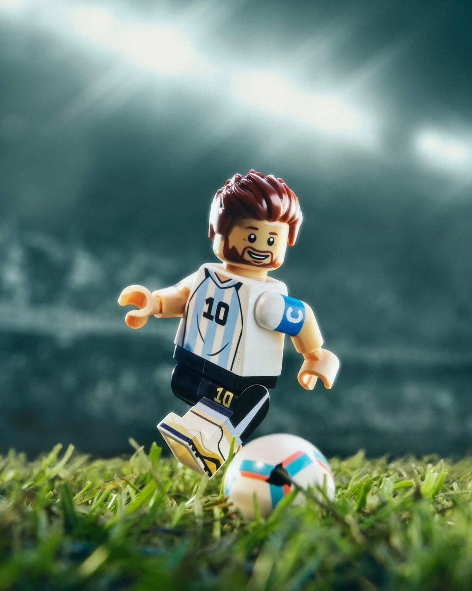 MktDeportivaInt's tweet photo. @LEGO_Group presenta las versiones de Lionel Messi, Cristiano Ronaldo, Kylian Mbappé y Vinicius Jr de cara a la @FIFAWorldCup 2026🏆

#SportsMarketing #MarketingDeportivo https://t.co/oDYnul9Epv