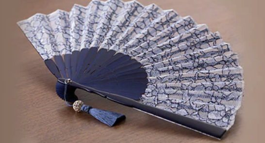 #今日の老舗

vol.92
白竹堂
shinisetsuhan.net/collections/ha…

#京都府

江戸時代から続く、京扇子の老舗。繊細な京の美意識と、職人の技が光る逸品は、享保三年（1718年）の創業以来、多くの人に愛され続けています。