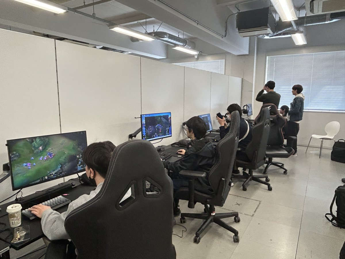 OECUeSports's tweet photo. 本日も寝屋川キャンパスにて体験イベントを開催中！✨

「ゲームをプレイしたい🎮」
「イベント機材を触ってみたい📹」
という人も大歓迎です！
ぜひ気軽に遊びに来てください！

場所：寝屋川キャンパスY号館Y612
時間：13時〜18時
#春からOECU #春から大阪電気通信大学
#OECUeSports https://t.co/sr8rD2Lu1B