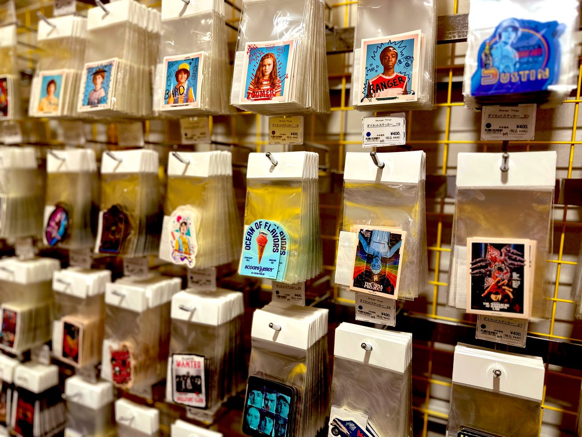 LOFT_UMEDA's tweet image. ＼本日スタート／
Stranger Things LIMITED STORE in 梅田ロフト

Netflixシリーズ「ストレンジャー・シングス 未知の世界」のLIMITED STOREを開催！
詳細loft.co.jp/shop_list/info…

■4/8(水)～5/6(水・振)
■阪神梅田本店6階梅田ロフト ロフトマーケット2
#ストレンジャーシングス #StrangerThings5