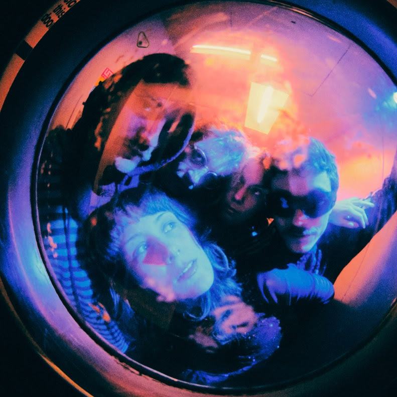 Honey I'm Homeが新曲「Hyperspace Mountain」を公開。シューゲイズを軸に電子音を取り入れた楽曲で、自己抑制や内面的葛藤をテーマにしている。