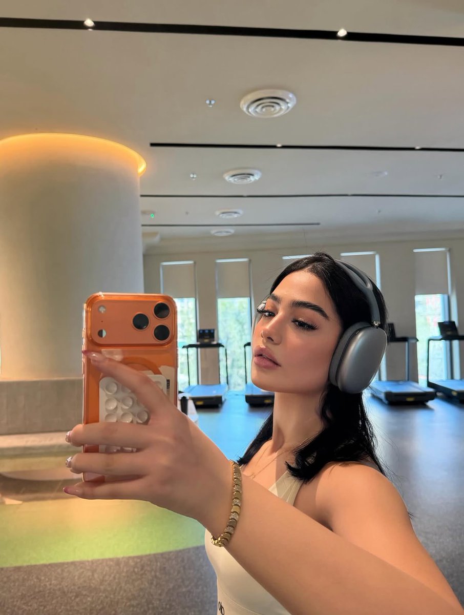 Hlz | 8k tweet media