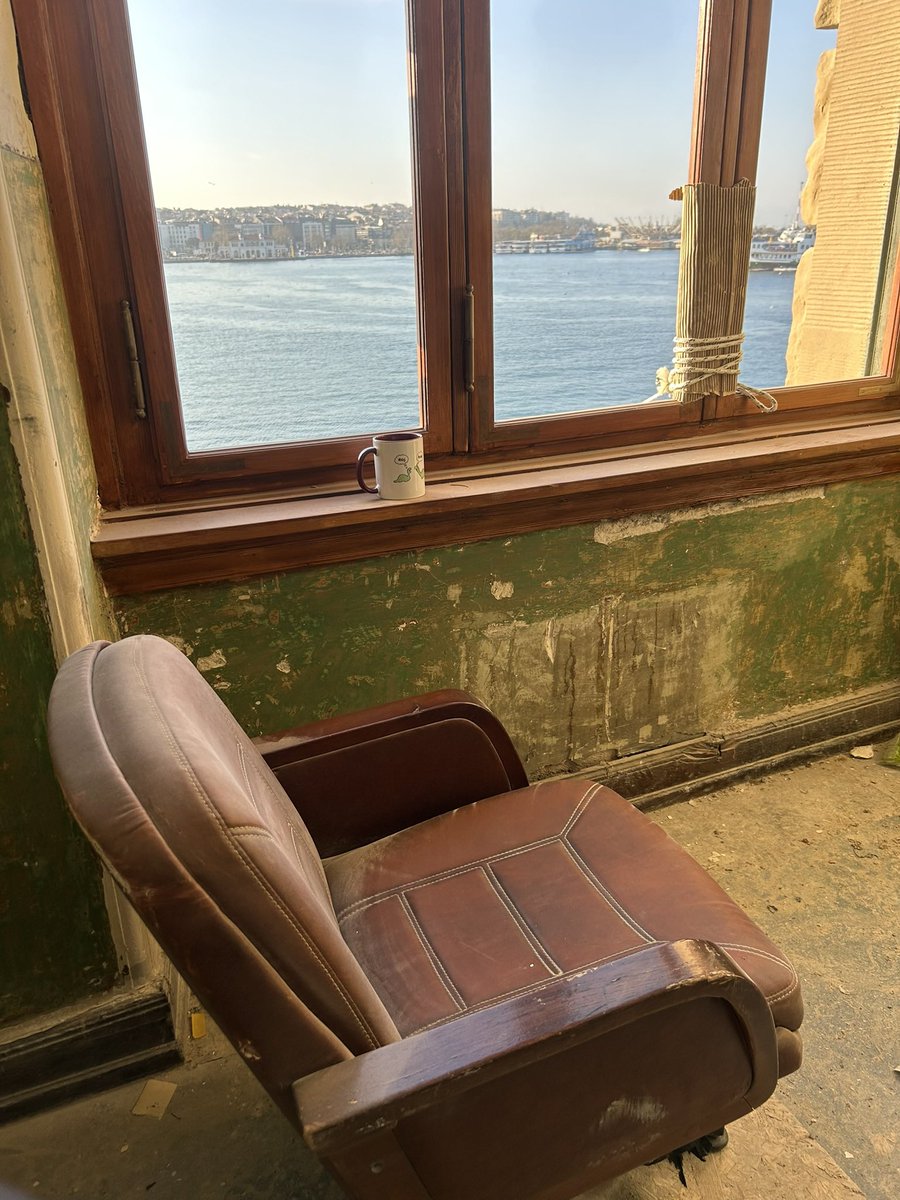 btkr12's tweet photo. Eskimiş bir köşe… biraz kahve https://t.co/WZJiTK7aQx