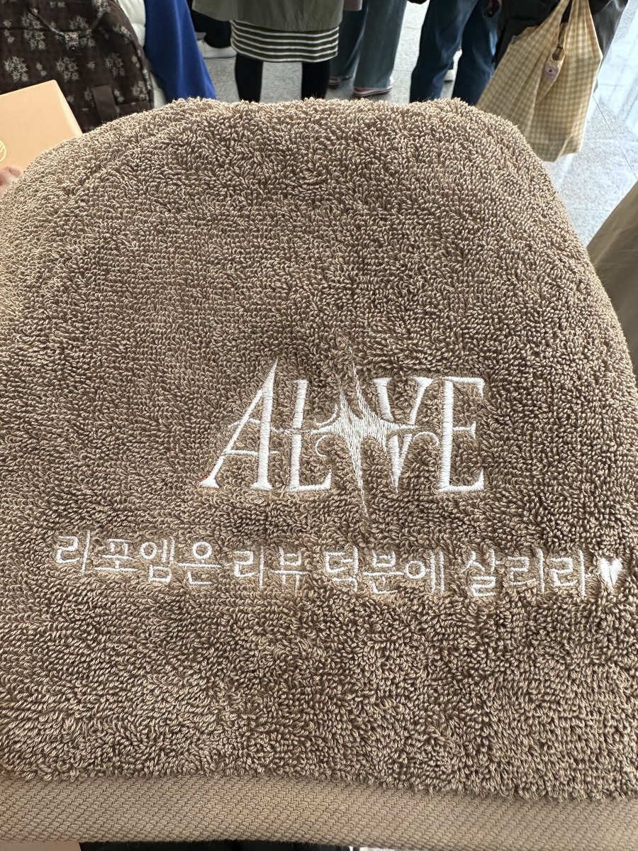 260408 MBC M 쇼챔 사녹

살리라를 음방에서 들을 수 있다니!!!
사녹하는데, 한음한음 화음까지  귀에 쏙쏙박히네❤️
녹화후 성훈이가 벚꽃 아직 있으니 꽃구경하시라고 하니까, 
민성이가 앞에 이렇게 꽃이 있다고🌸

엑스칼라 콘서트 오리지널곡 많이 부른다고 많이  와달래요