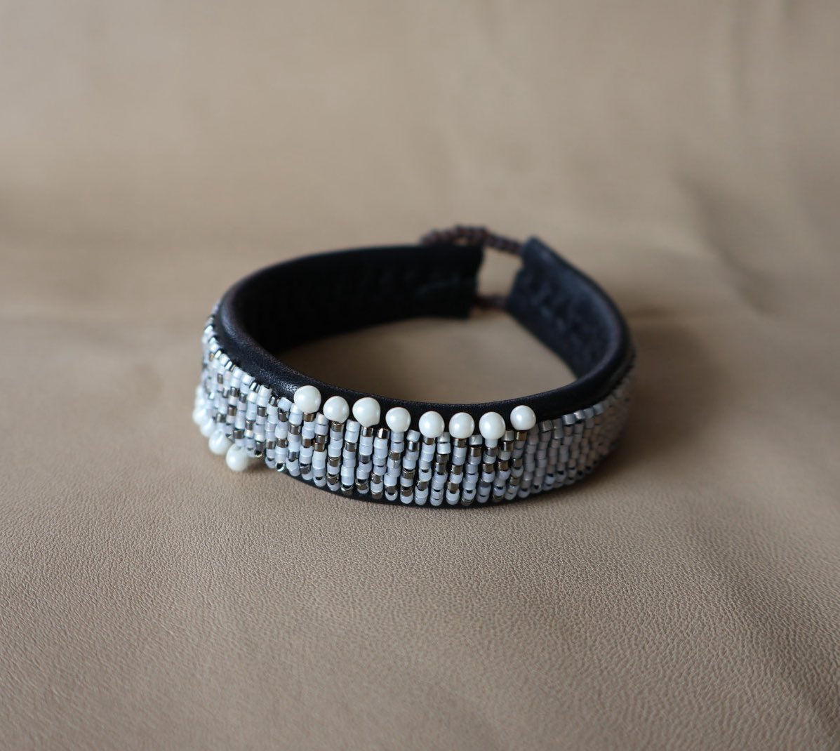 cucuru5555's tweet photo. 革ビーズ刺繍ブレスレット🪡
革とビーズとヴィンテージボタンでできたブレスレットです
#ビーズ刺繍
#革アクセサリー https://t.co/RX1nk6exKk