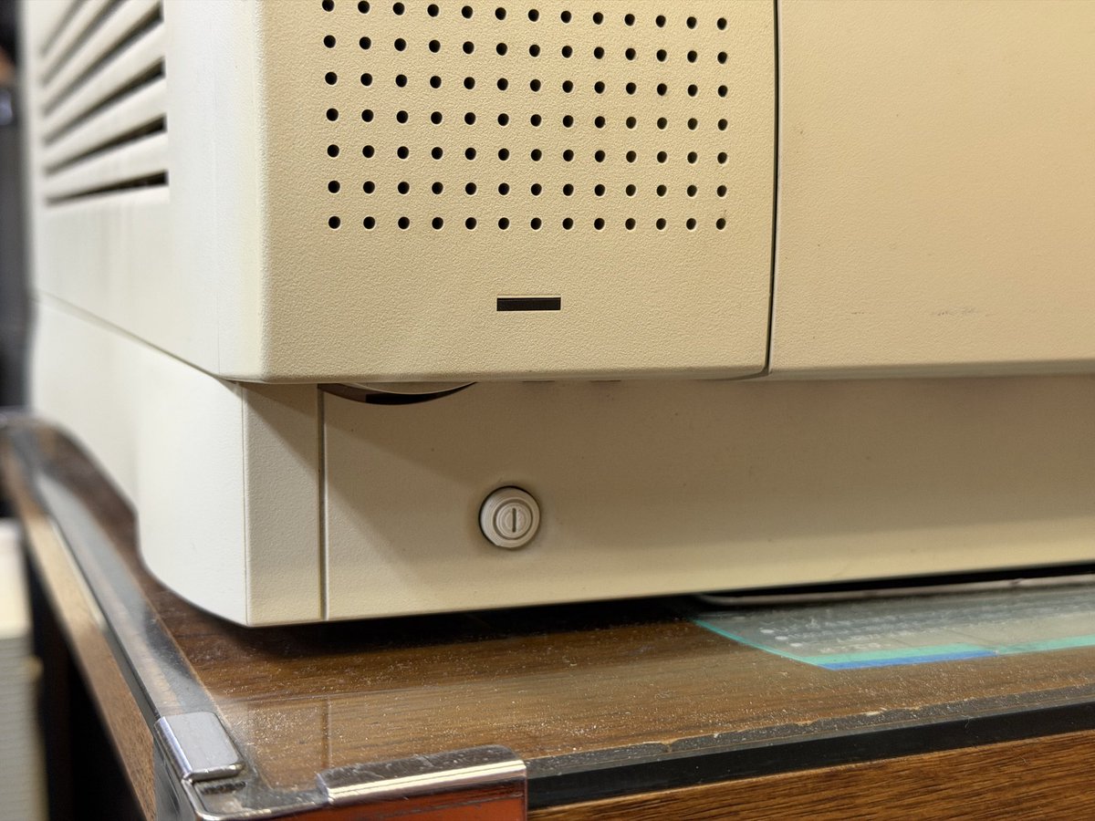 infinity5750's tweet image. While testing #MacVGA_Lite, I noticed that my #PowerMac7600 was missing a power button… but, I stumbled upon a post where my friends were creating the stl files🤣 you can download here: tinkerdifferent.com/threads/power-…