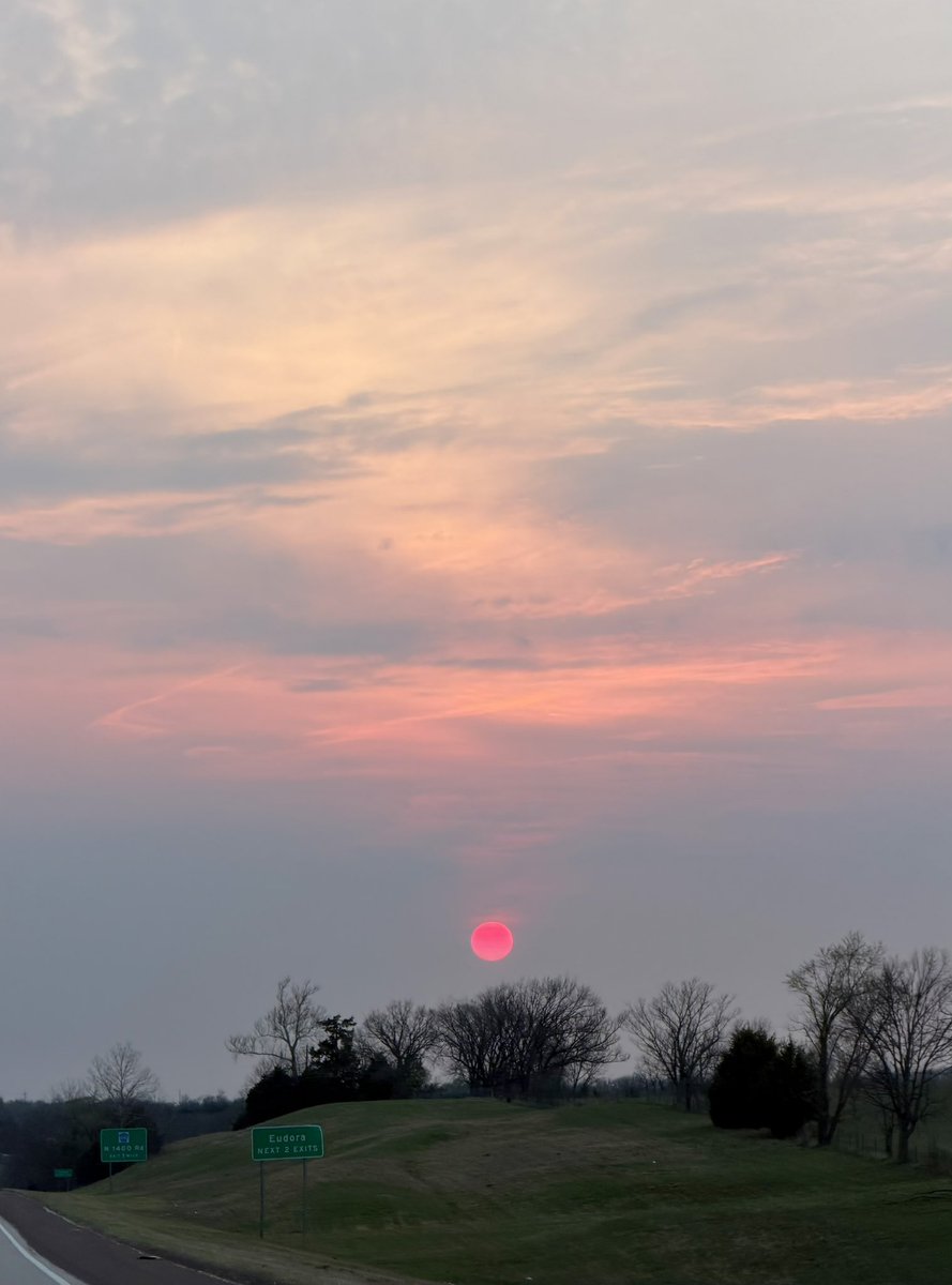 kmabecky's tweet photo. It’s like someone just used a pink highlighter and made a dot in the sky
#carpic https://t.co/Eg870cZ5uF
