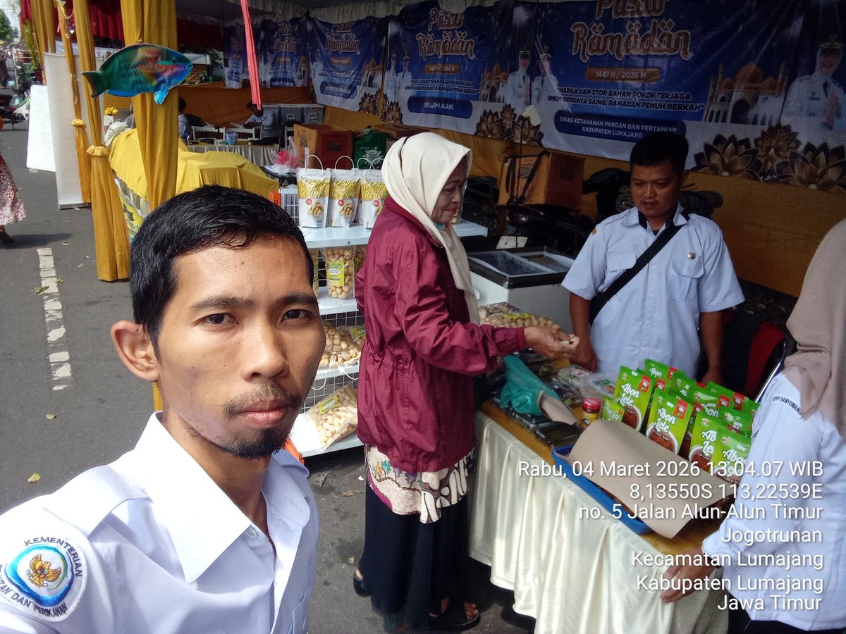 beksihandal's tweet photo. Rabu, 04/03/2026. Andal Beksi Luhkan Lumajang, di Alun-alun Lumajang, mendampingi akses pasar pada kegiatan bazar ramadhan  bagi UKM Mr. Pathil dengan produk olahan Abon Lele https://t.co/EkQEmGc8ht