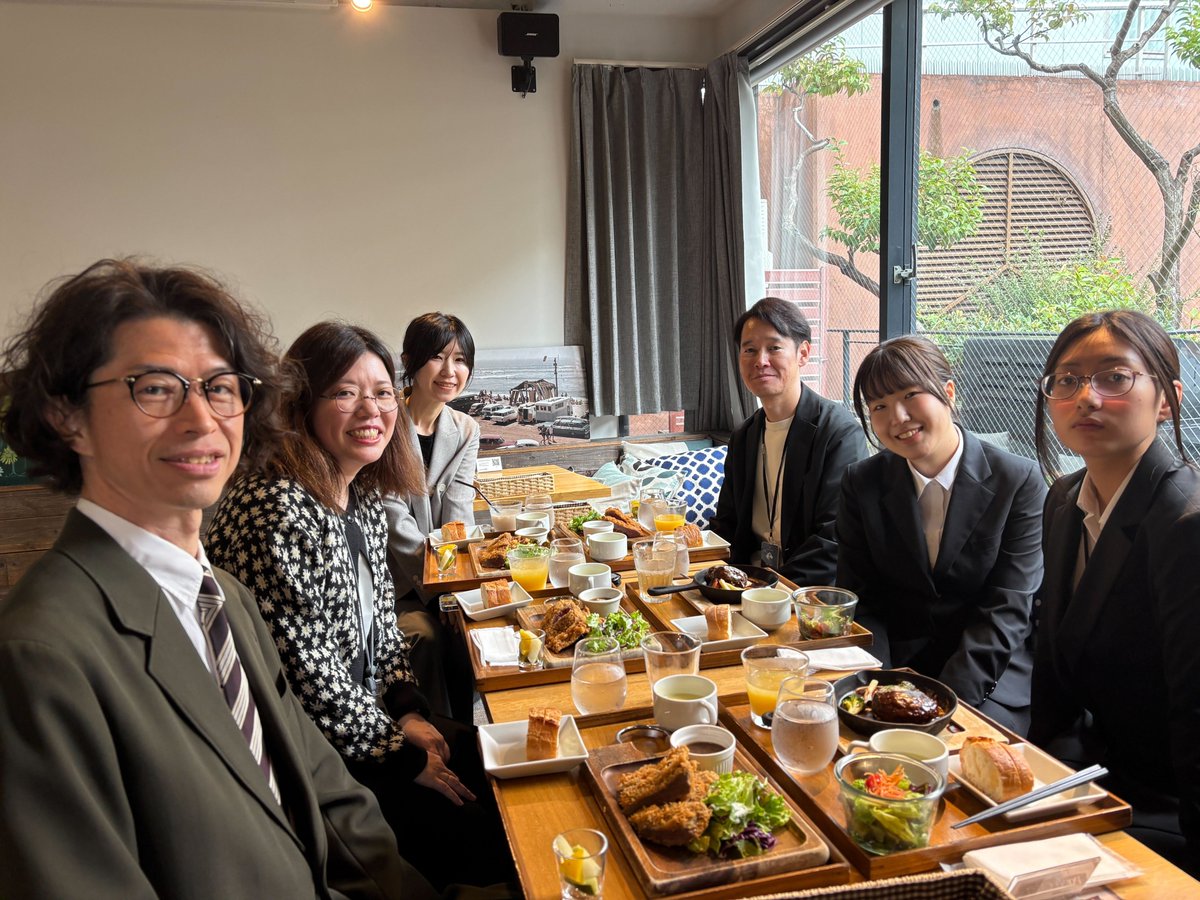 kks_sidethree's tweet photo. ご報告が遅くなりましたが、4月1日に入社式を行いました🌸
残念ながらお天気は雨でしたが、新入社員2名の頼もしい決意表明を受けて晴れやかな気持ちで式を行うことができました✨️
新年度頑張りましょう～！ https://t.co/oGCWrlv3GP