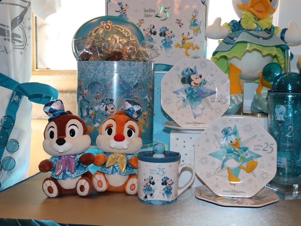 東京ディズニーシー開園25周年グッズを撮り下ろし！ シンボルカラーで