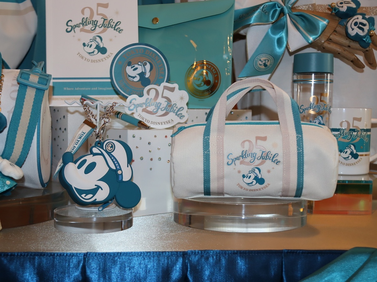 東京ディズニーシー開園25周年グッズを撮り下ろし！ シンボルカラーで