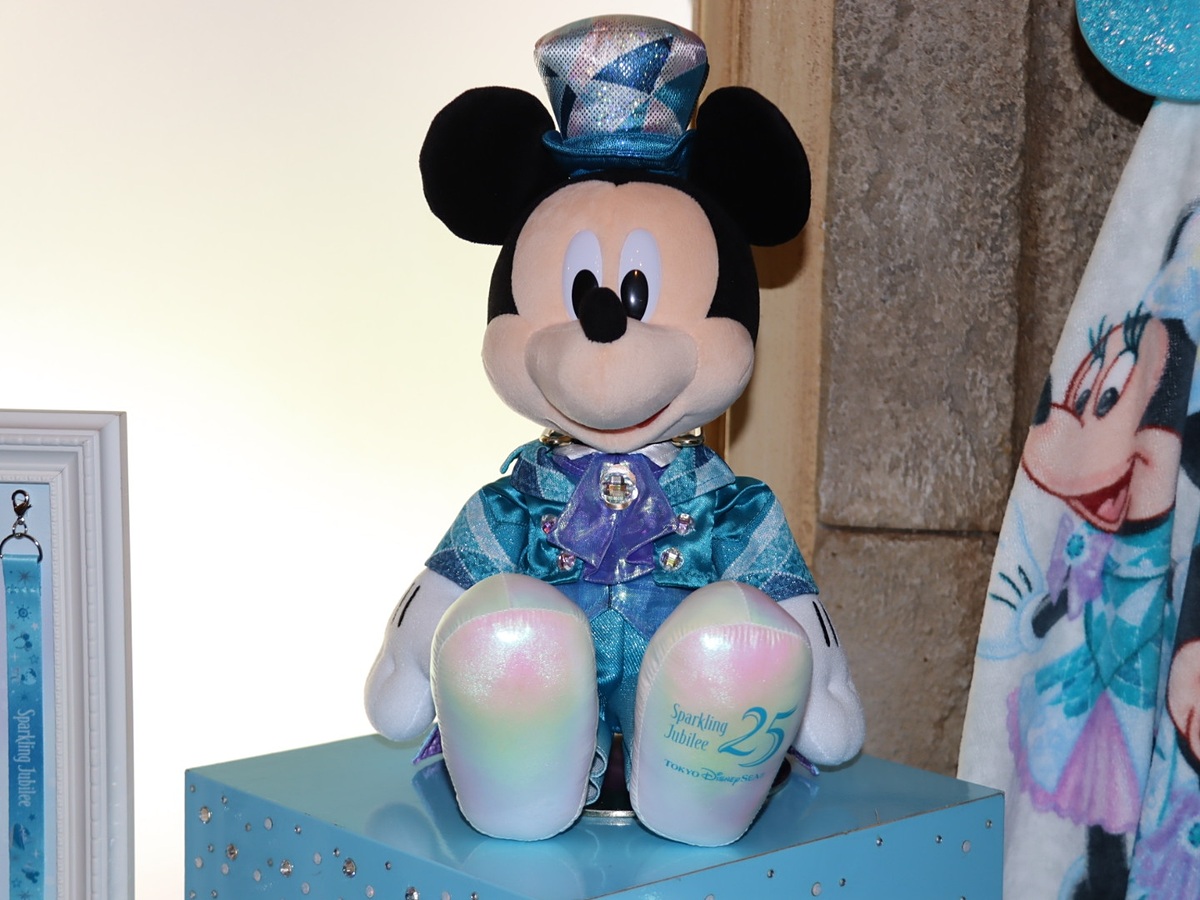 東京ディズニーシー開園25周年グッズを撮り下ろし！ シンボルカラーで