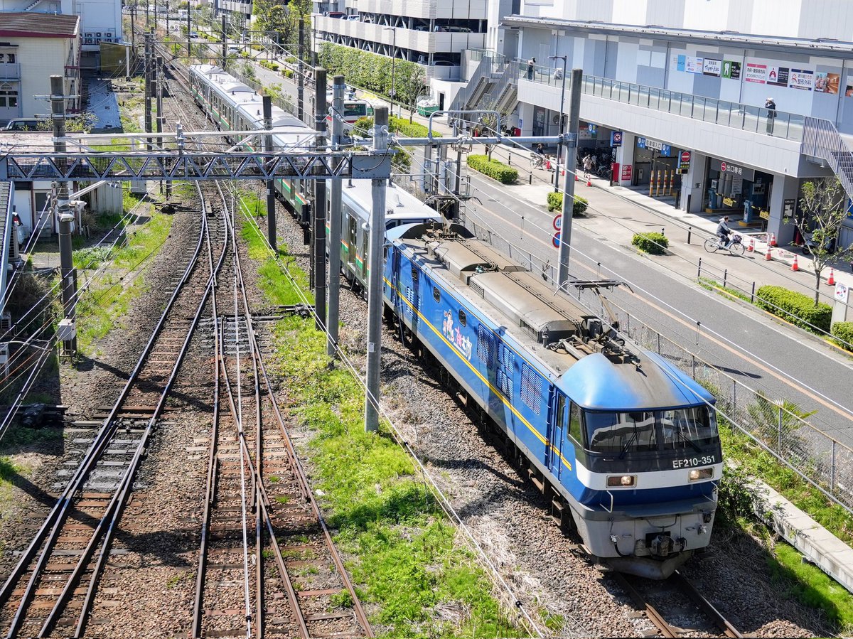 HanHaruFun's tweet photo. EF210-351号機牽引,E723系5000代4両編成(山形新幹線車セ所属) 8860列車 西浜松発・新鶴見(信)行き。※折返し 9867列車 新鶴見(信)構内にて(遅れあり,9:47) #甲種車両輸送 https://t.co/Zlviz2eOLv