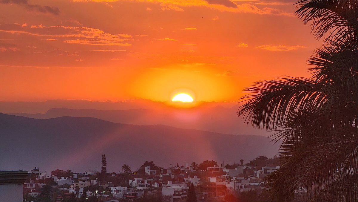 soyrodrigovidal's tweet photo. Y asi el ocaso del día desde nuestro hogar. ¿Que tal tu día? https://t.co/NTlMKQj79C