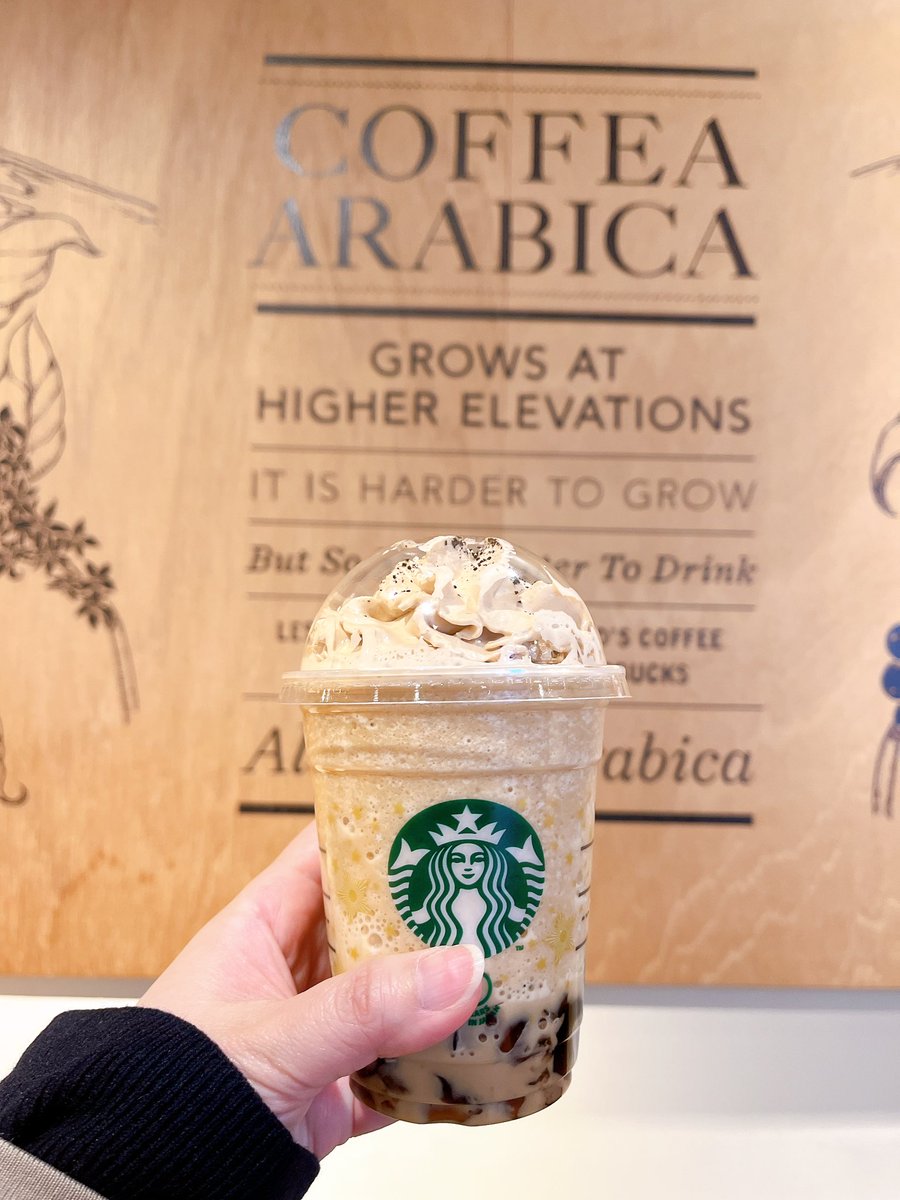 Coffeelabwork's tweet photo. 昨日のスタバオンラインで無事欲しいものは購入出来たのだけど 店舗販売はどんな争奪戦が繰り広げられるんだろう？と性根悪く近所のスタバ来たら店内凪だった🤭

ということで電車乗ってコーヒーフラペある別店舗へ

美味しい…また飲みたいけど 電車賃かかると思うと…一杯千円🫠 https://t.co/58DU4DIaSP