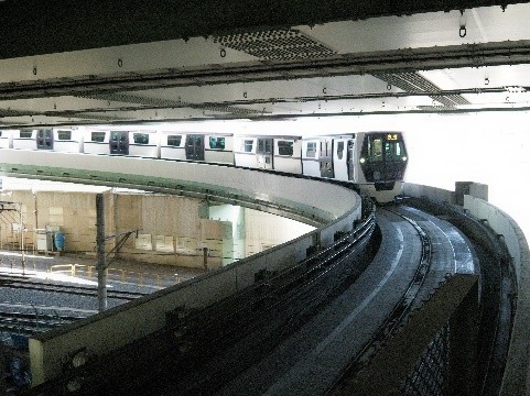 AGT_Institute's tweet photo. 大宮駅の「ニューシャトル」、実はホームがループ状って知ってました？
到着した電車がそのまま90度向きを変えて出発線へ！「運転士の移動」も「ポイント（分岐器）」も不要。
59パーミルの急勾配と急カーブをゴムタイヤで駆け抜ける姿はまさに圧巻。
故障リスクを極限まで削ぎ落とした、シンプルで強靭なターミナルの知恵がここにあります。
 #AGT #ニューシャトル #大宮駅 #鉄道技術