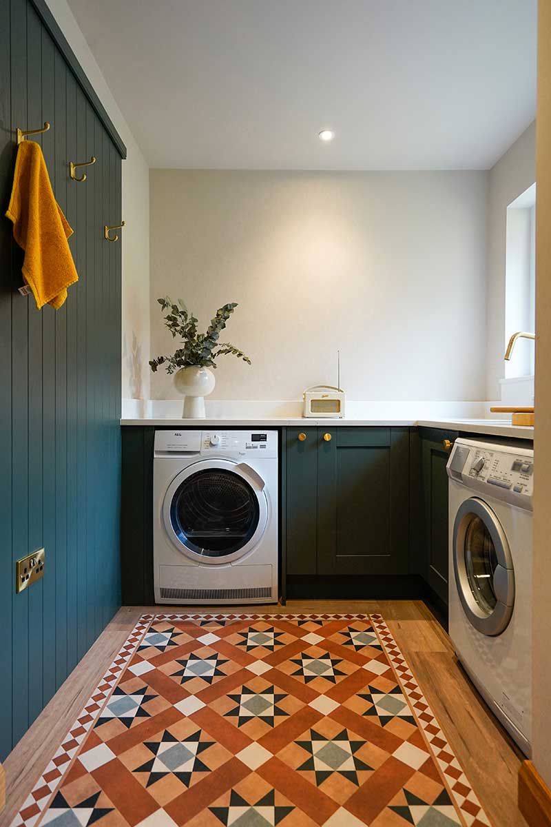 TheLemeDecor's tweet image. Utility room with forest green cabinetry, combining stylish storage, functional layout, and a refined, modern aesthetic.

#UtilityRoom #HomeDecor #InteriorDesign #ModernInteriors #StorageSolutions #GreenInteriors #FunctionalSpaces #HomeInspo