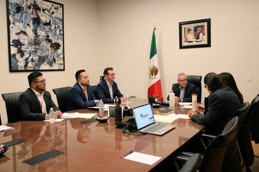 SecOscarFlores's tweet photo. Desde el Plan de Desarrollo del #EdoMéx que implementa el Gobierno de la Maestra @delfinagomeza impulsamos el desarrollo compartido a través de empleos dignos. En la Ley de Ingresos 2026, planteamos importantes incentivos para atraer más empresas e incrementar las operaciones de los distintos sectores económicos en la entidad. 

La @SedecoEdomex y @FinanzasEdomex nos reunimos con ejecutivos de @ML_Mexico: Daniel Ruiz, director financiero; Alejandro Machorro, gerente de impuestos; y Alfonso Ramos, gerente de relaciones con gobierno. El trabajo coordinado con el sector empresarial es fundamental para mejorar el bienestar de todas y todos los mexiquenses. 

#MercadoLibre ha consolidado su presencia en el estado con inversiones millonarias. Destaca la reciente inauguración del Cross Dock, el centro logístico más grande de América Latina. 
#ElPoderDeServir