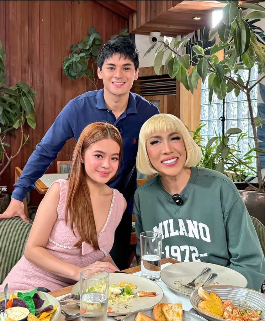 AnneDustBia1984's tweet photo. My babies are so free now, baka pwede ng ipalabas to? Okay lang naman kahit sobrang paso na. Hahaha ๐
Meme @vicegandako baka kaya pa po? Anniv Gift for Cheffies please ๐๐๐๐
#DustBia
#DustinAndBianca
#ViceGanda
#MemeVice
#DustinYu
#BiancaDeVera https://t.co/7dbDBGNile