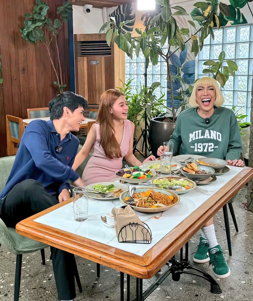AnneDustBia1984's tweet photo. My babies are so free now, baka pwede ng ipalabas to? Okay lang naman kahit sobrang paso na. Hahaha ๐
Meme @vicegandako baka kaya pa po? Anniv Gift for Cheffies please ๐๐๐๐
#DustBia
#DustinAndBianca
#ViceGanda
#MemeVice
#DustinYu
#BiancaDeVera https://t.co/7dbDBGNile