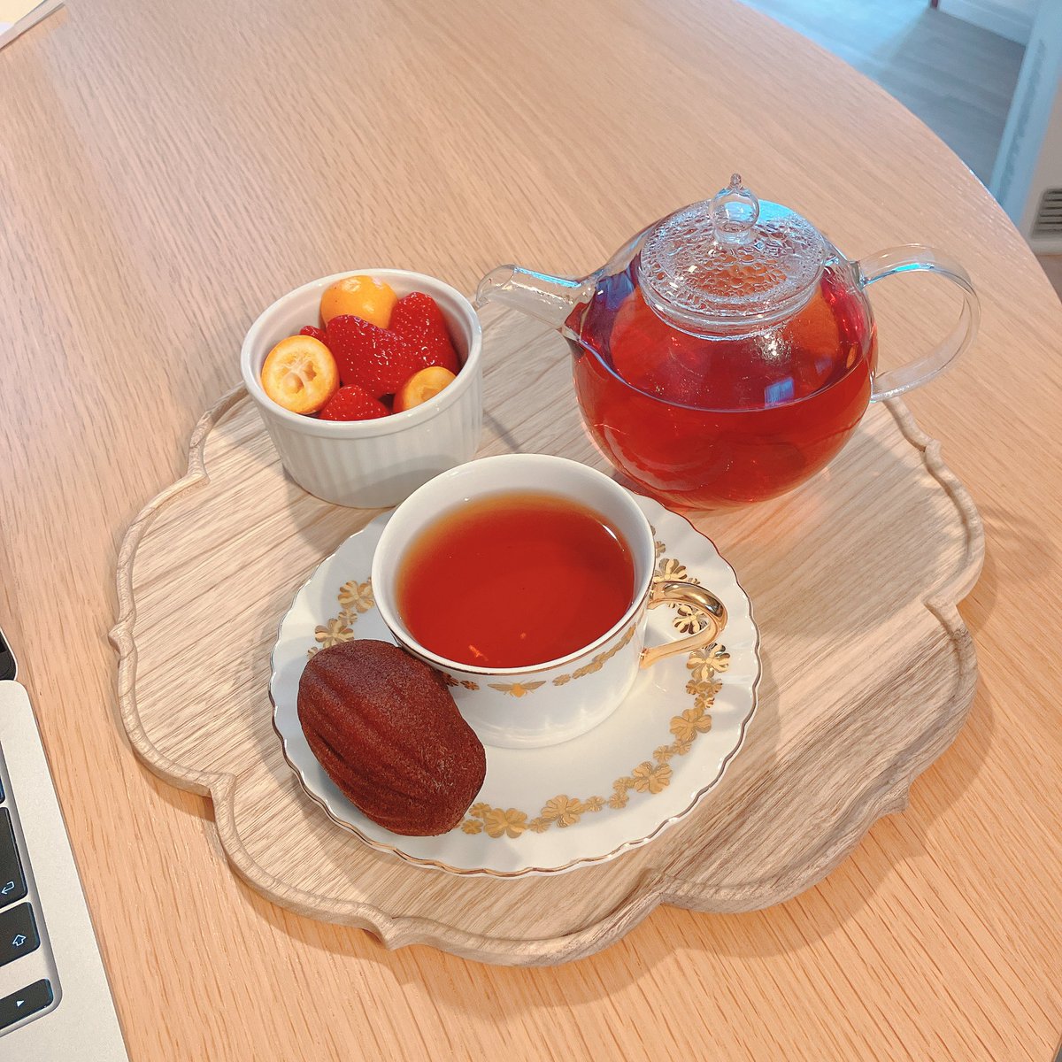 いただいたマドレーヌがもりもりで美味しそうで朝ごはん前に紅茶 