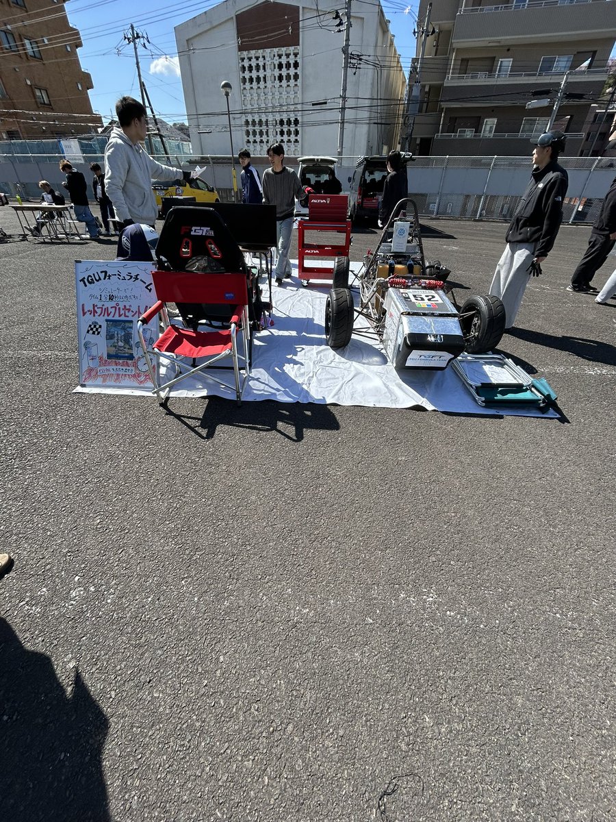 tgu_Formula's tweet photo. 土樋キャンパス体育館前広場で今日、明日新歓行ってます！
シュミレーターでタイム1分10秒以内の方にはレットブルをプレゼントします！
是非、チャレンジしてみてください！
#学生フォーミュラ #tgu https://t.co/tmzfWbfMVh