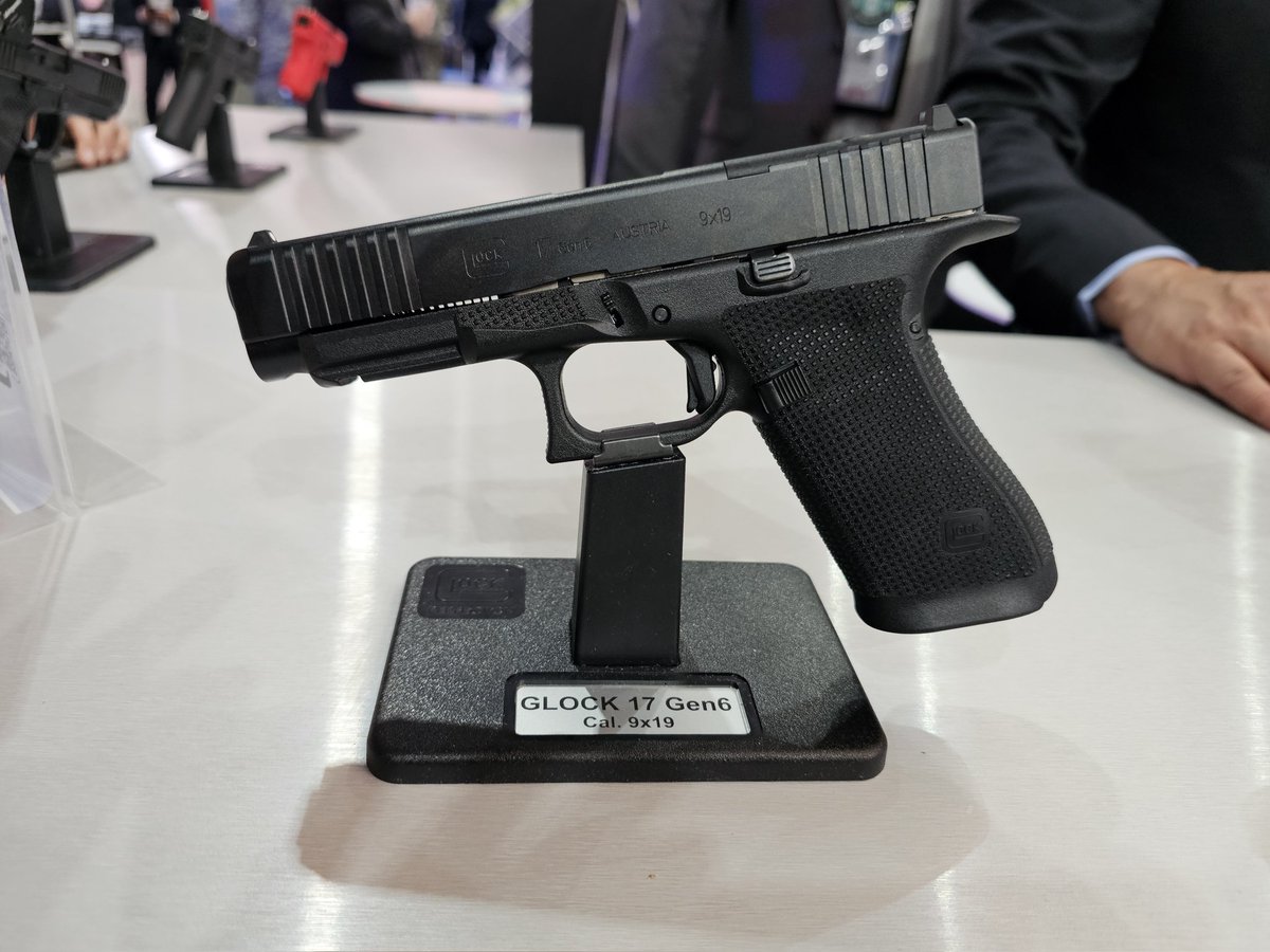 Donpatoinfowars's tweet photo. En esta #FIDAE2026 no puede faltar @GLOCKInc 
La GLOCK 17 Gen6 ofrece una ergonomía mejorada para mayor facilidad de uso y comodidad, con un sistema exclusivo compatible con miras ópticas en un paquete de tamaño completo. La pistola G17 cuenta con un armazón estándar con laterales de longitud completa y una capacidad de cargador de 17 cartuchos.

El armazón ergonómico con ensanchamiento para la palma, apoyo para el pulgar y textura de agarre Gen6 se combinan para crear un diseño intuitivo que proporciona un agarre firme. Las pistolas Gen6 vienen preparadas para la instalación de miras ópticas, con un sistema diseñado para ofrecer adaptabilidad y durabilidad, e incluyen de serie un gatillo plano para una colocación consistente de los dedos.
@FIDAE_OFICIAL @PDI_CHILE