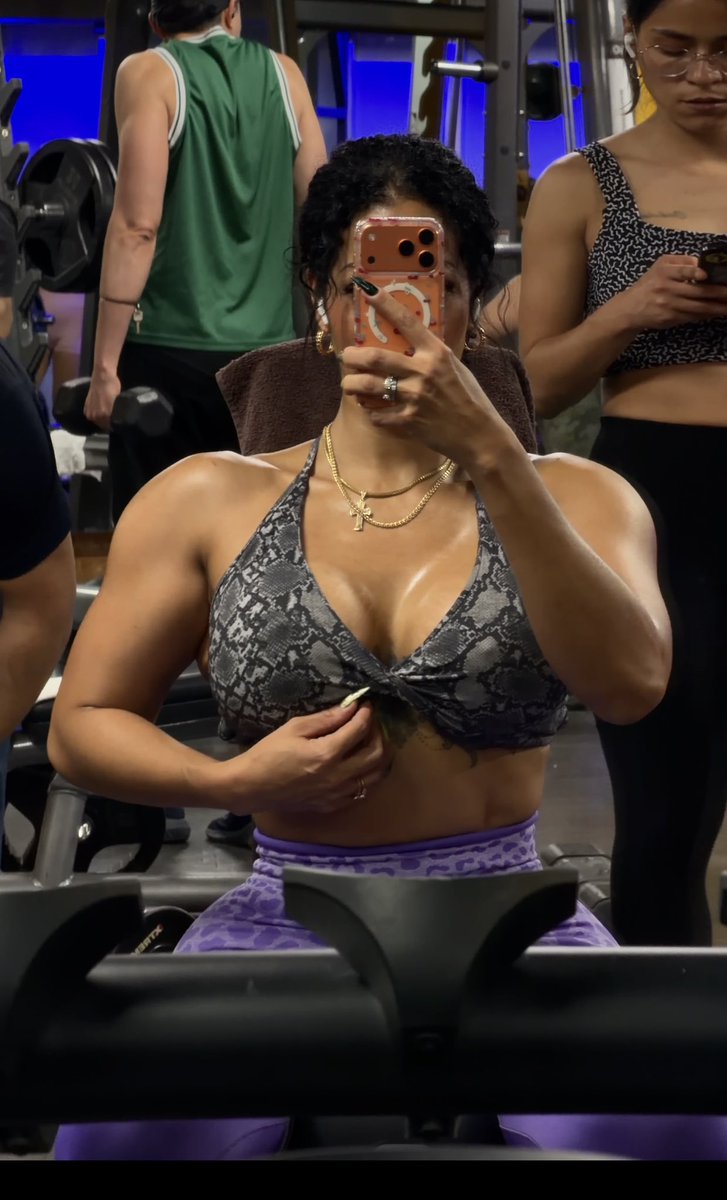 chokoblackiefit's tweet image. Me dicen q en persona me veo
Más flakita 🤣🤣 tu q dices ? Será porque me grabo en la 3rra serie en bombeo activo 🔥🔥 #fitness #fitmodel #MotivationDaily
