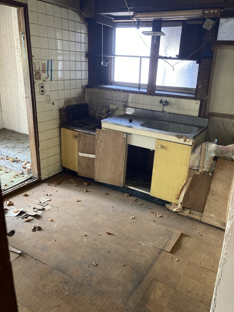 BoKu_2019's tweet photo. 約2年放置プレイだった戸建て物件の再生の目処がたち、リフォーム、客付けを目指すことになった。
傾きが激しくサッシがズレて風通し最高なんだが、中連窓を駆使すればなんとか風を通さない家に仕上がるとのこと…
自分史上過去最恐クラスのボロ戸建てを再生して、いっきにライジングしてやるぞい。 https://t.co/KSFe6VEJEy