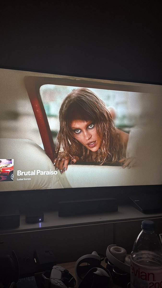 mano eu senti a dor NA PELE com brutal paraíso e com certeza absoluta n senti nem 1% de tudo q ela já sentiu nessa vida toda

“luísa cresça, ou então desapareça”
“essa é a história dos meus 20 e poucos anos”
“e com 15 anos beijei pela primeira vez”
“não sou nada mais do que esse