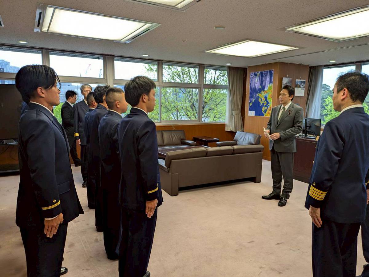 Katoryusho's tweet photo. 第52次ソマリア周辺海域派遣部隊の帰国報告を受けました。
ソマリア沖は、日本と欧州・中東を結ぶ海上交通の要衝。主要な貿易とエネルギー輸送を支える「生命線」。
184日間にわたり海上輸送の安全を確保するという任務を完遂された皆様に、心から敬意と感謝を申し上げます。
https://t.co/Nu8J2kiRmM https://t.co/EoT4g5Qzva