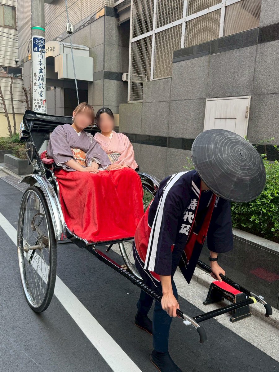 hoseitea's tweet photo. こんにちは、法政大学茶道研究会です！
3月29日（日）に、九段商店街振興組合ご主催の「さくら祭り」に参加しました🙌🏻
桜が見頃を迎える中、当日は多くの方にお立ち寄りいただき、お茶を通して地域の皆さまと交流することができました🌸✨
当日お越しくださった皆さま、ありがとうございました！ https://t.co/Vy4OQaTOIv