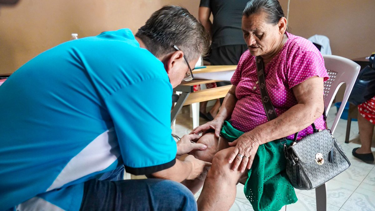 Llevamos a cabo una Jornada Médica junto a La Tiendita de Luly en la casa de la Mamá de nuestra querida Luly, Juana Zelaya, en beneficio de los adultos mayores y niños de su programa HOPE. 🙏🩺

Recibieron esta mañana atención médica de calidad, sus medicamentos e inyecciones.