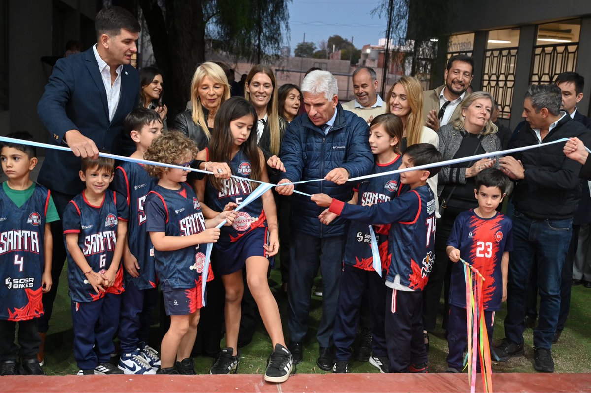 claudiojpoggi's tweet photo. El Programa “CRECIENDO CON TU CLUB” llegó al Club Deportivo Santa Catalina de la Ciudad de San Luis. Un Proyecto Deportivo Infanto juvenil en plena ejecución y un flamante polideportivo que será utilizado por los niños y adolecentes del Club. https://t.co/8gZdssJBMs
