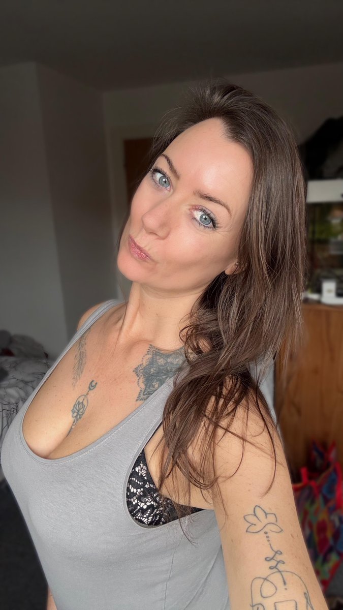 Tania Hot Mom tweet media