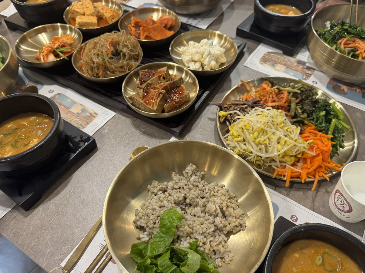 zuidooo's tweet photo. 엊그제 먹은 보리밥 + 청국장에 반찬 개푸짐햇는데 이게 9500원이라 너무행복했따 
역시 전주가 좋아 ........ 💓 https://t.co/XiEQxQSFFf