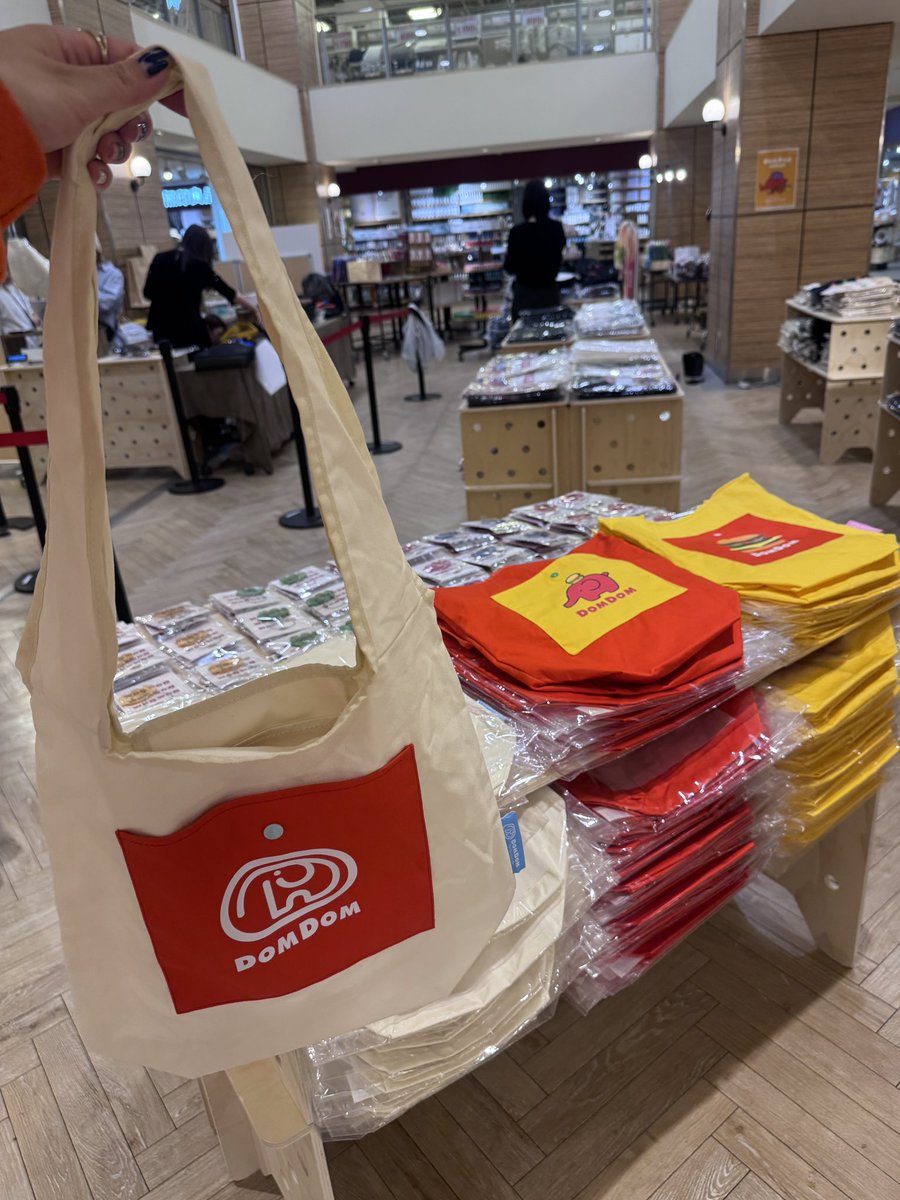 andr_0310's tweet photo. ／
📢完売と再入荷のおしらせ
＼

2日目も足元が悪い中☔️🌪️
たくさんご来店いただきありがとうございました！
POPUP限定色 スケートロングT ホワイトや新商品はまだまだ在庫ありますので、ご安心ください…！

〈SOLDOUT〉

・DOM DOM 丑年トートバッグ スモーキーピンク
・DOM DOM スケートロングTシャツ スモーキー M
・DOM DOM スケートロングTシャツ スモーキー L
・DOM DOM スケートロングTシャツ スモーキー XL
・DOM DOM トイカプセルTシャツ WHITE M
・DOM DOM クレーンゲームTシャツ BLACK M
・DOM DOM クレーンゲームTシャツ BLACK XL
・DOM DOM ロゴ刺繍コーチジャケット ベージュ L

※4/8 open時
※現在再入荷の予定はございません。ご了承ください。

＜本日の入荷＞

・DOM DOM ぬいぐるみ小 どむこ ピンク

※入荷時刻は未定なので、また入荷次第SNSにてご報告します。
※DMでのお問い合わせ・お取り置き不可