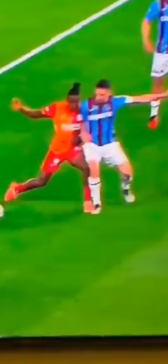 cannkatipoglu's tweet photo. @NoContextGSaray Amk salağı adamın dirseği singonun sikiyle aynı hizada nası vuruyor dirsek ayahsshaahewhaahahaahshs birde bak bak diye anırıyor amk eşşeği https://t.co/rfdRxRSJs3