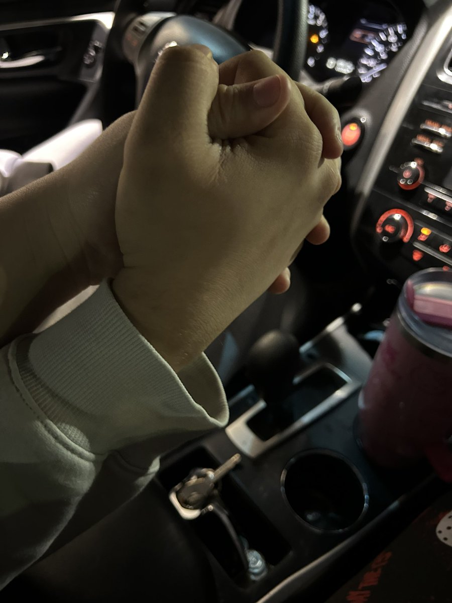 whorescupid's tweet photo. mine and besties hand size difference makes me go brazy (he cleans his nails we just changed the headlights on our car) https://t.co/XrAcvtlYbH