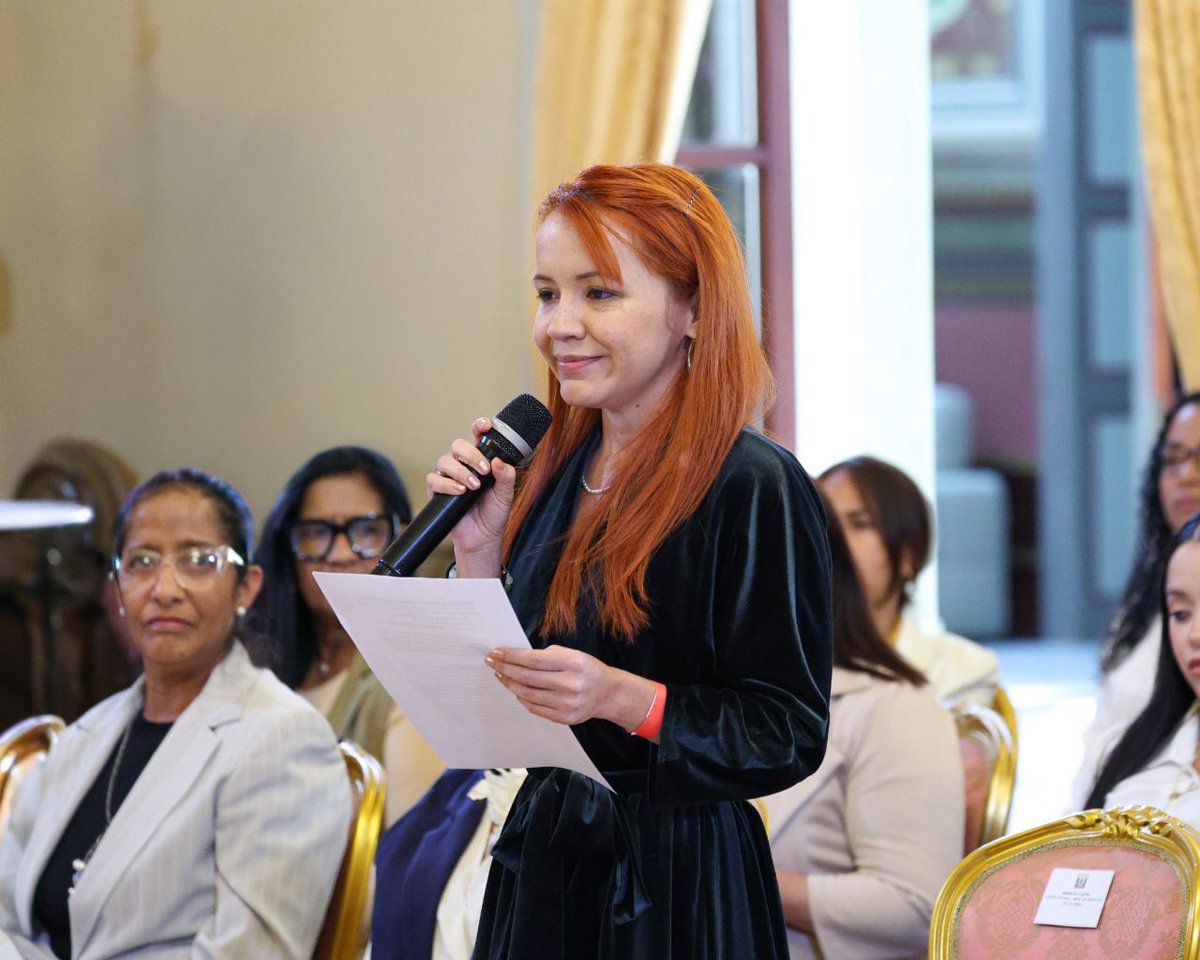 Laiguanatv's tweet photo. #EnFotos || La presidenta (E) @delcyrodriguezv recibe en el Palacio de Miraflores a mujeres de diversos sectores políticos por la Paz y la Convivencia Democrática. https://t.co/ckwdZvyxn5